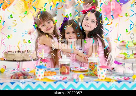Glücklich kleine Mädchen umarmen bei Geburtstagsfeier Stockfoto