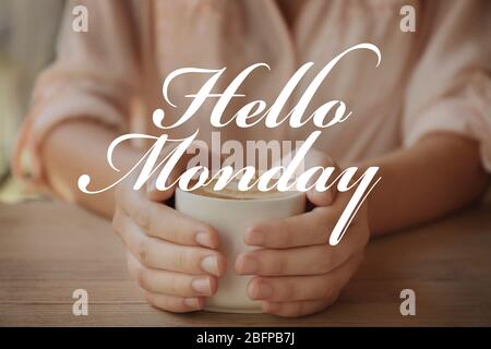 Text HALLO MONTAG und weibliche Hände mit Tasse aromatischen Kaffee auf Hintergrund Stockfoto