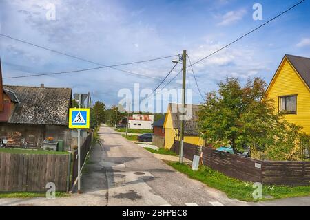 Blick auf die Straße mit alten Holzhäusern auf der Raua Straße in Parnu Estland Stockfoto