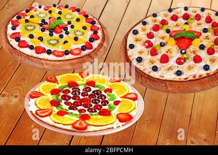 Set von köstlichen Obst-Pizzen auf Holz Hintergrund. Gesundes Essen Konzept. Stockfoto