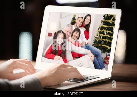 Videokonferenz für Frauen mit Familie auf Laptop. Konzept für Videoanruf und Chat. Moderne Kommunikationstechnik. Stockfoto