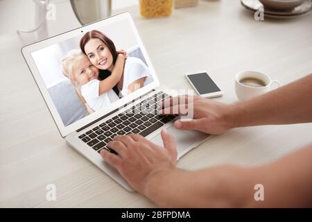 Konzept für Videoanruf und Chat. Moderne Kommunikationstechnik. Man-Videokonferenzen auf Laptop. Stockfoto