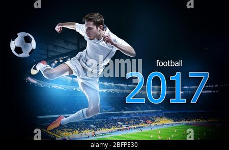Text FUSSBALL 2017, Profi-Spieler und Stadion auf Hintergrund Stockfoto