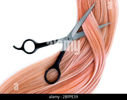 Erdbeer blonde Haare und Schere auf weißem Hintergrund Stockfoto