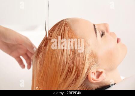 Friseur Waschen Frau Erdbeere blonde Haare im Salon Stockfoto
