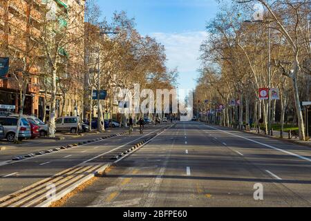 BARCELONA, SPANIEN - 13. JANUAR 2018: Morgen verlassenen Straßen der Stadt Barcelona in Spanien. Stockfoto