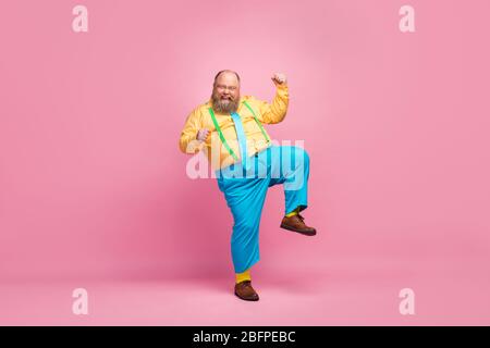 Volle Länge Körpergröße Ansicht seiner er nett funky verrückt sorglos positive froh bärtigen Kerl tanzen Spaß gute Stimmung Freude isoliert über rosa Stockfoto