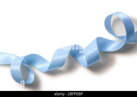 Glänzend verdreht Satinband in blauer Farbe isoliert auf weißem Hintergrund Geschenk Konzept Nahaufnahme. Stockfoto