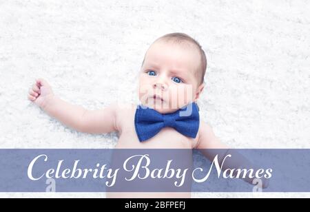 Konzept der Auswahl von Babynamen. Kleines Kind in Fliege auf Kariert liegend Stockfoto