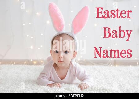 Konzept der Wahl Ostern Baby Namen. Kleines Kind mit Hasenohren, die auf einem karierten Schild liegen Stockfoto