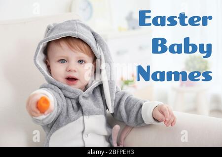 Konzept der Wahl Ostern Baby Namen. Kleines Kind im Hasenkostüm mit Karotte im Sessel sitzend Stockfoto