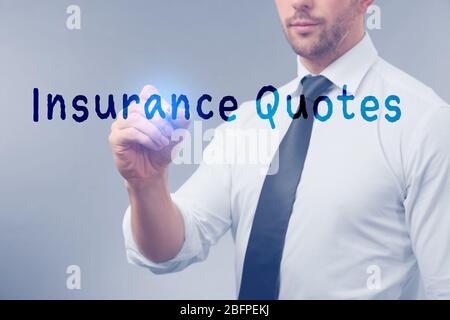 Konzept der Versicherungsangebote. Mann, der mit dem virtuellen Bildschirm arbeitet Stockfoto