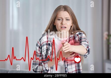 Konzept des Herzinfarkts. Frau mit Brustschmerzen im Innenbereich Stockfoto