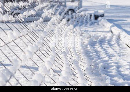 Netz eines Fußballtals mit einigen Schneebällen darauf stecken Stockfoto
