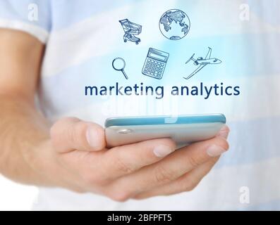 Marketing Analytics Konzept. Mann mit Smartphone, Nahaufnahme Stockfoto