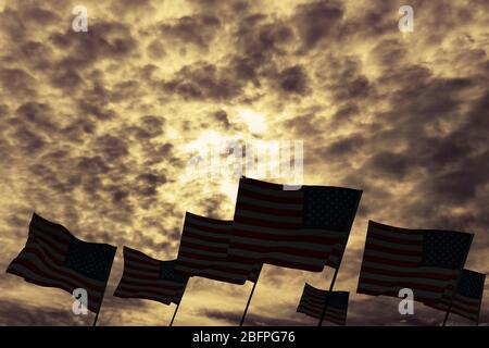 Winkende USA-Flaggen auf Himmel Hintergrund. Patriotisches Konzept Stockfoto