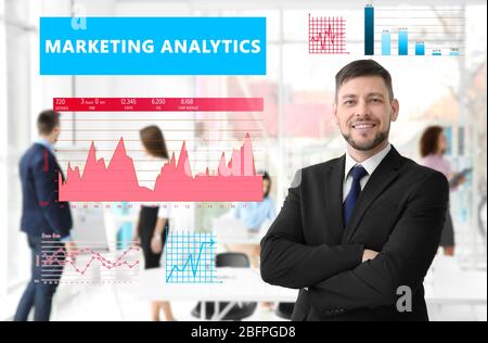 Marketing Analytics Konzept. Geschäftsmann und Diagramme auf verschwommenem Hintergrund Stockfoto
