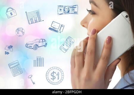 Marketing Analytics Konzept. Frau am Telefon und Symbole im Hintergrund Stockfoto