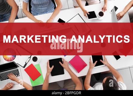 Marketing Analytics Konzept. Leute auf Geschäftsreise treffen im Büro Stockfoto