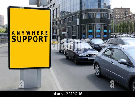 Text ANYWHERE-UNTERSTÜTZUNG auf Plakatwand in Straßennähe Stockfoto
