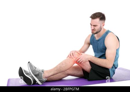 Konzept des Orthopäden. Mann mit Schmerzen im Knie auf weißem Hintergrund Stockfoto