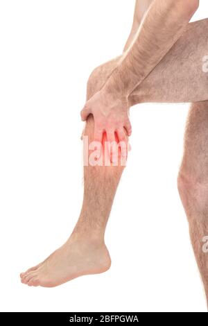 Konzept des Orthopäden. Mann, der an Schmerzen in Kalb auf weißem Hintergrund leidet Stockfoto