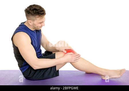 Konzept des Orthopäden. Mann mit Schmerzen im Knie auf weißem Hintergrund Stockfoto