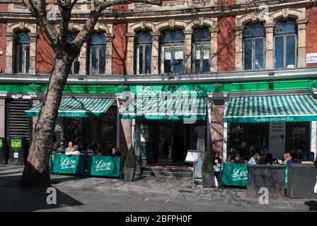 Green Cafe Restaurant Al Fresco Dining Leon de Bruxelles, 24 Cambridge Circus, London, WC2H Stockfoto