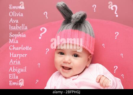 Konzept für Babynamen. Nettes kleines Mädchen auf Stuhl vor Farbhintergrund sitzen Stockfoto