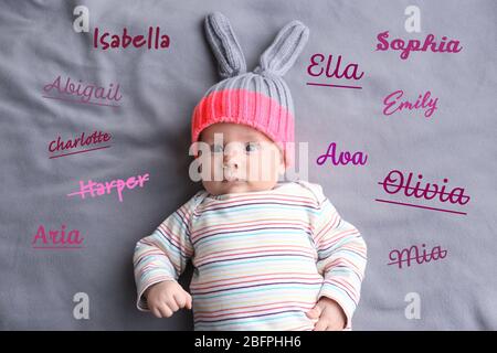 Konzept für Babynamen. Nettes kleines Mädchen auf Decke liegend Stockfoto