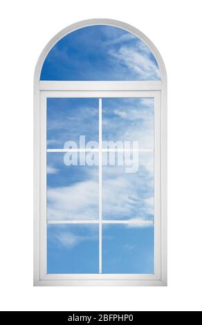 Blick auf blauen Himmel durch Fenster auf weißem Hintergrund Stockfoto