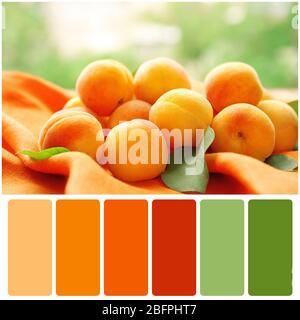 Farbanpassung. Leckere Aprikosen auf verschwommenem Hintergrund Stockfoto