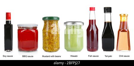Set von verschiedenen Saucen mit Namen auf weißem Hintergrund Stockfoto