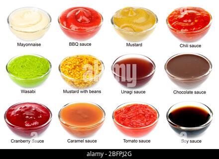Set von verschiedenen Saucen mit Namen auf weißem Hintergrund Stockfoto