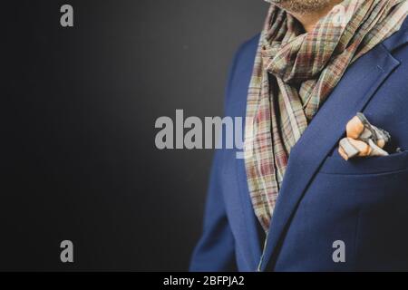 Stylischer Mann, elegant in Schal und Anzug gekleidet. Stockfoto