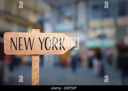 Auf der Straße Richtung New YORK. Konzept der Reise in die USA Stockfoto