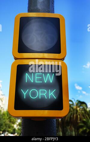 Ampel mit NEW YORKER Inschrift auf der Straße. Konzept der Reise in die USA Stockfoto