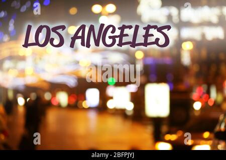 Inschrift LOS ANGELES auf verschwommenem Stadtlicht Hintergrund. Konzept der Reise in die USA Stockfoto