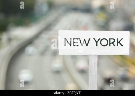 Auf der Straße Richtung New YORK. Konzept der Reise in die USA Stockfoto