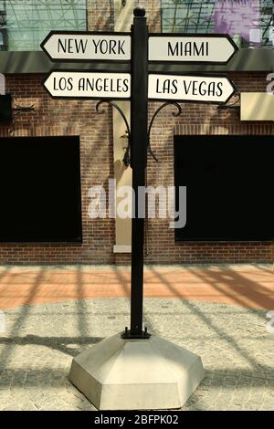 Schild mit verschiedenen Richtungen auf der Straße. Konzept der Reise in die USA Stockfoto