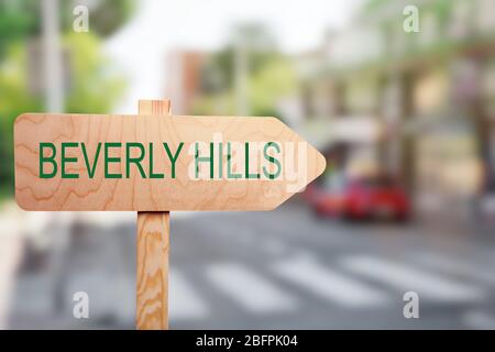 Wegweiser nach BEVERLY HILLS auf der Straße. Konzept der Reise in die USA Stockfoto