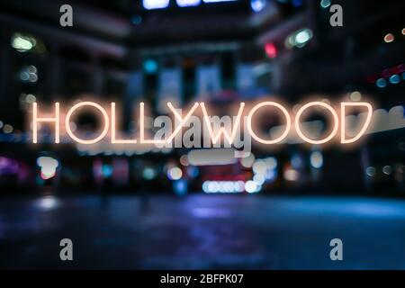 Inschrift HOLLYWOOD auf verschwommenen Stadt Lichter Hintergrund. Konzept der Reise in die USA Stockfoto