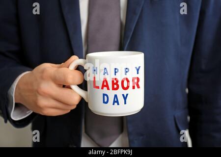 Mann, der Tasse mit Text GLÜCKLICH ARBEIT TAG, Nahaufnahme Stockfoto