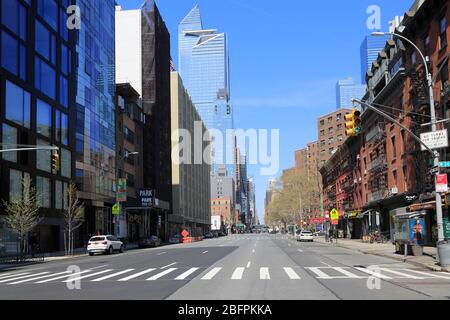 Leere 9th Avenue in Chelsea, während Menschen aufgrund des Coronavirus soziale Distanzierung praktizieren, New York City, 19. April 2020 Stockfoto