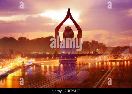 Doppelbelichtung von Frauen, die Yoga und Stadtbild praktizieren Stockfoto