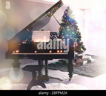 Klavier in festlich dekorierten Raum. Konzept der Weihnachtsmusik und Lieder Stockfoto