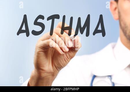 Konzept der Gesundheitsfürsorge. Arzt schreibt Wort ASTHMA, Nahaufnahme Stockfoto