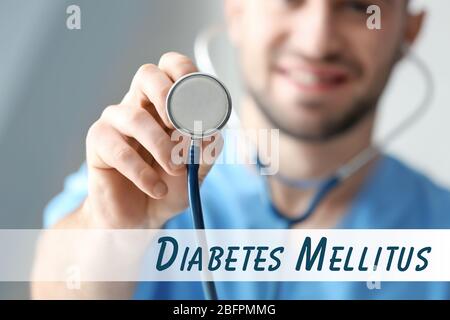 Konzept der Gesundheitsfürsorge. Arzt mit Stethoskop und Text DIABETES MELLITUS, Nahaufnahme Stockfoto