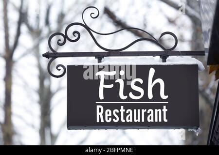 Schild des Fischrestaurants im Freien Stockfoto