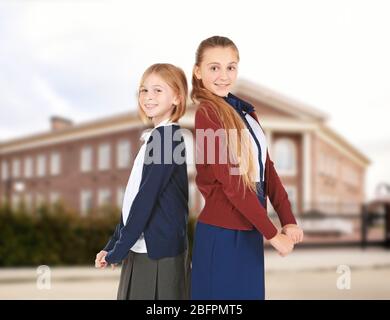 Kinder und Schule im Hintergrund Stockfoto